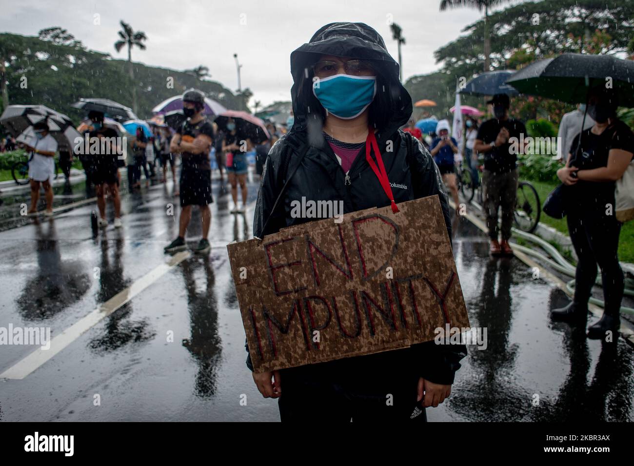 Am 12. Juni 2020 protestiert ein Aktivist an der Universität der Philippinen in Quezon City, Philippinen, gegen das Anti-Terror-Gesetz. Trotz Warnungen vor möglichen Verstößen gegen Massenversammlungen wegen der Teilnahme an Protesten versammelten sich Aktivisten und Mitglieder fortschrittlicher Gruppen während eines mañanita-ähnlichen Protests zum Gedenken an das 122.. Jahr der philippinischen Unabhängigkeit. Der Begriff „mañanita mañanita“ wurde verwendet, nachdem der hochrangige Direktor der philippinischen Polizei, Major General Debold Sinas, im vergangenen Monat einen Geburtstag gefeiert hatte, als die Region noch unter strengen Sperrregeln stand. (Foto: Lisa Marie David/NurPhoto) Stockfoto