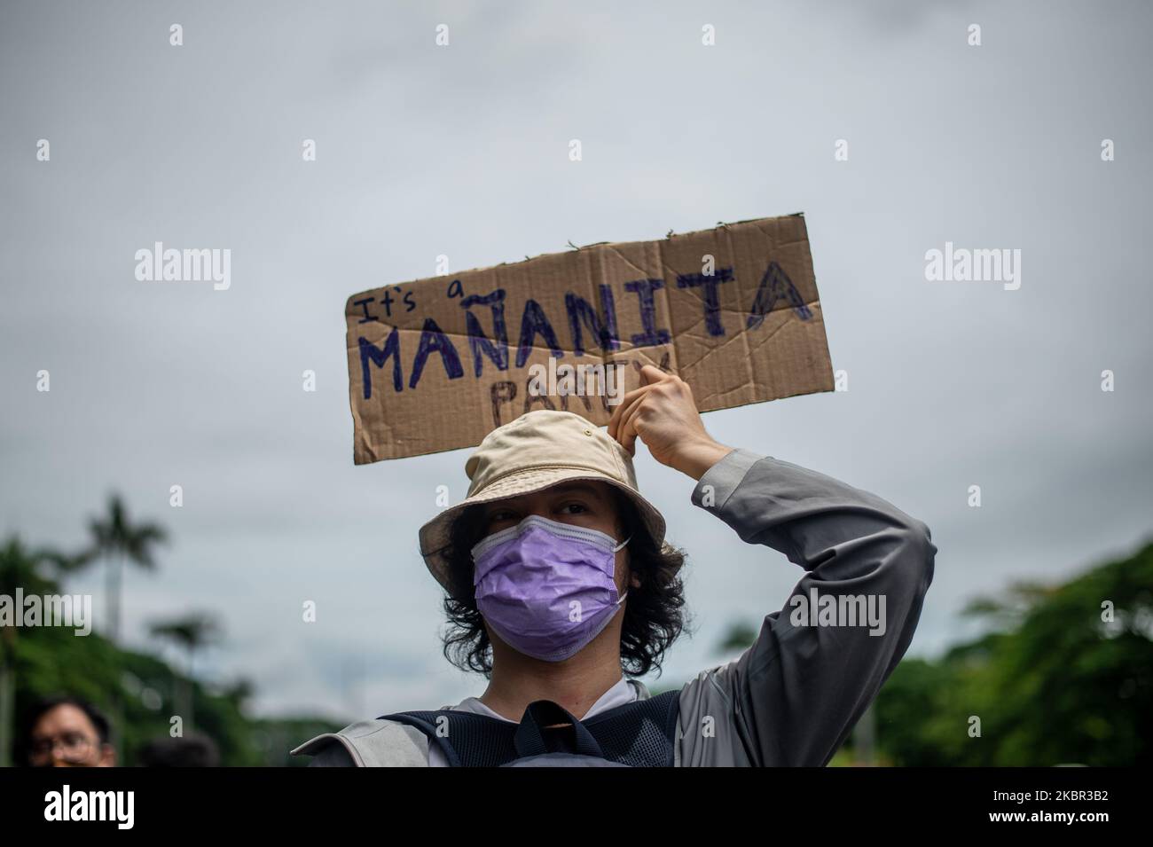 Ein Mann beteiligt sich am 12. Juni 2020 an einem Protest gegen das Anti-Terror-Gesetz an der Universität der Philippinen in Quezon City, Philippinen. Trotz Warnungen vor möglichen Verstößen gegen Massenversammlungen wegen der Teilnahme an Protesten versammelten sich Aktivisten und Mitglieder fortschrittlicher Gruppen während eines mañanita-ähnlichen Protests zum Gedenken an das 122.. Jahr der philippinischen Unabhängigkeit. Der Begriff „mañanita mañanita“ wurde verwendet, nachdem der hochrangige Direktor der philippinischen Polizei, Major General Debold Sinas, im vergangenen Monat einen Geburtstag gefeiert hatte, als die Region noch unter strengen Sperrregeln stand. (Foto: Lisa Marie David/NurPhoto) Stockfoto