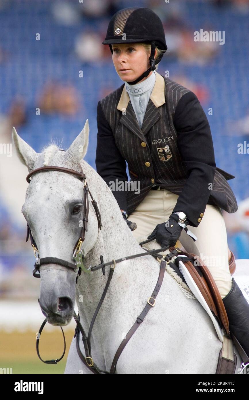 ARCHIVFOTO: Die Reiterin Bettina Hoy feiert am 7.. November 2022 ihren 60.. Geburtstag, Bettina HOY (GER) auf der Ringwood KAKADU-Springprüfung der Vielseitigkeitsreiter am 3.. Juli 2009 im CHIO in Aachen Sven SimonPrinzess-Luise-Straße 41#45479 Mülheim/R Uhr #tel. 0208/9413250#Fax. 0208/9413260#-Konto. 244 293 433 P ostbank E ssen BLZ 360 100 43# www.SvenSimon.net Keine Nutzung des Internets oder der Online-Dienste vor Spielende. Stockfoto