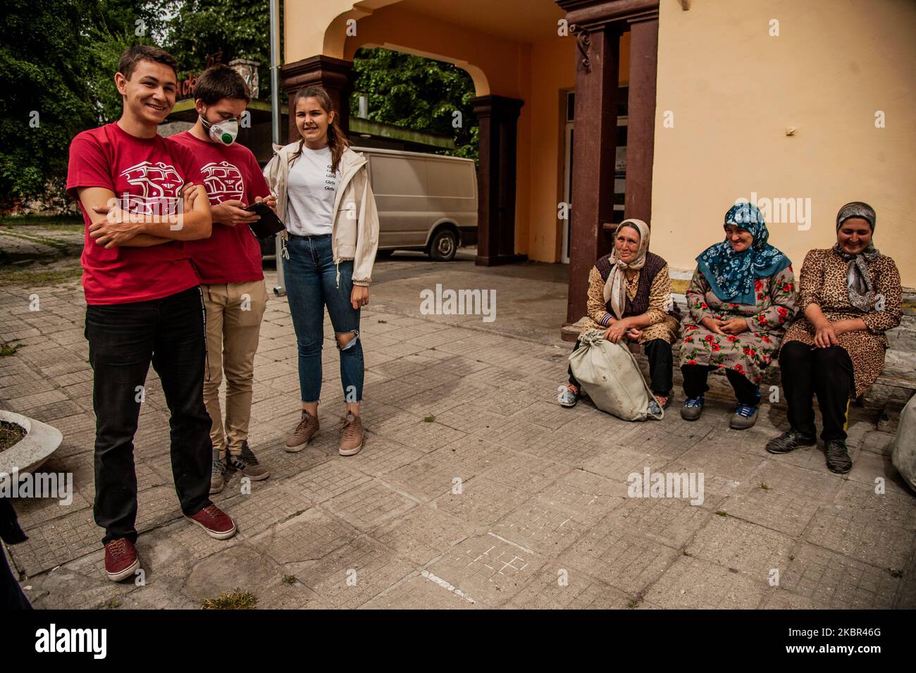 Kristian Vaklinov, L und Georgi Yanev, R werden gesehen, wie sie mit alten Frauen plaudern, während sie auf den Zug warten, der auf den Bahnhof in Velingrad, Bulgarien, kommt. Die Rhodopen-Schmalspurbahn in Bulgarien ist eine der wenigen bestehenden Schmalspurbahnen mit regelmäßigem Fahrplan in der Welt. Nicht nur als Attraktion genutzt. Es gilt als eine der besten Zugfahrten in Europa. Die Linie erhält ihren fertigen Look, wie sie heute von der Stadt Septemvri bis zur Stadt Dobrinishte im Jahr 1945 ist. 76 cm Spurweite, 3 Berge, viele Flüsse, mehrere Schluchten, felsige Hänge mit Pulverschnipsen bestreut Stockfoto