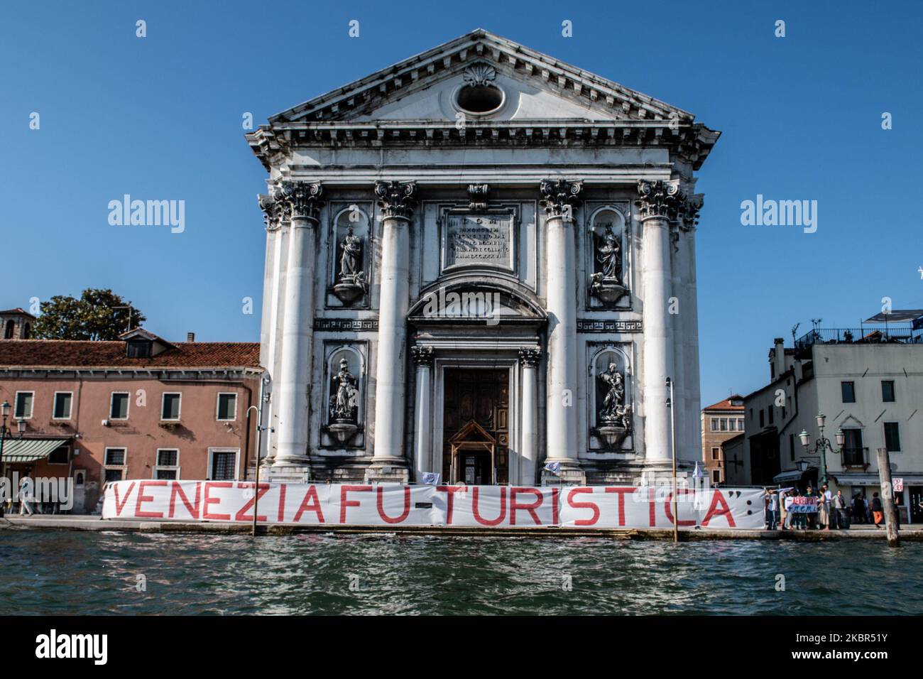 Menschen vor der Zattere im Stadtteil Castello demonstrieren gegen den Massentourismus. Mindestens 1500 Menschen haben am 13. Juni 2020 in Venedig, Italien, demonstriert und eine Verordnung gegen den Massentourismus in Venedig gefordert. Nach dem Coronavirus-Notfall brach die Tourismusindustrie in Venedig zusammen, aber viele Einheimische fordern neue Regeln für die Zukunft. An der Demonstration nahmen auch Menschen gegen große Schiffe Teil, die nach Venedig kamen. (Foto von Giacomo Cosua/NurPhoto) Stockfoto