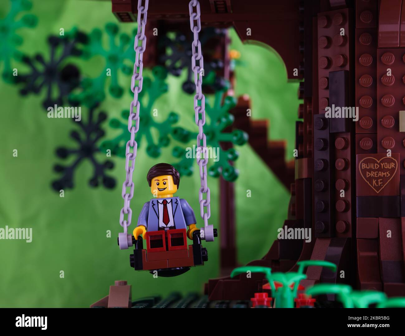 Tambow, Russische Föderation - 17. September 2022 Ein Lego-Geschäftsmann minifigur auf einer Schaukel, die an einem Baum hängt Stockfoto