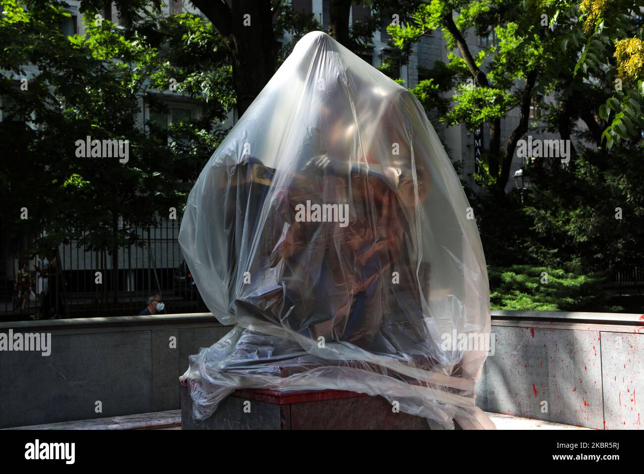 Eine allgemeine Ansicht der Statue von Indro Montanelli, die bedeckt war, nachdem sie in den Gärten, die ihm am 14. Juni 2020 in Mailand, Italien, am 14. Juni 2020 in Mailand, Italien, gewidmet waren, mit roter Farbe und Graffiti zerstört wurde. Montanelli behauptete, er habe ein 12-jähriges eritreischen Mädchen als seine Frau gekauft, während er 1936 im Zweiten Italo-Äthiopischen Krieg diente. Viele historische Statuen auf der ganzen Welt werden nach den jüngsten Anti-Rassismus-Protesten erneut überprüft. (Foto von Mairo Cinquetti/NurPhoto) Stockfoto