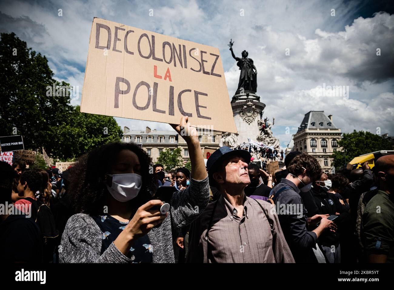 Die Demonstranten trugen Plakate mit antirassistischen Parolen und forderten am 13. Juni 2020 die "Entkolonialisierung der Polizei", als sich mehrere Tausend Menschen auf dem Place de la République in Paris versammelten, um den Aufruf des Komitees "Wahrheit für Adama" und der Schwester von Adama Traoré, Assa Traoré, zu fordern. Teilnahme an einer Demonstration gegen Polizeigewalt. Dieses Ereignis erinnert an die Black Lives Matter-Bewegung und den Tod von George Floyd in den USA sowie an eine neue Untersuchung des Falles von Adama Traoré, der 2016 nach seiner Verhaftung wegen Polizeigewahrsam starb.viele Slogans forderten Gerechtigkeit für Adama, BLM und Denou Stockfoto