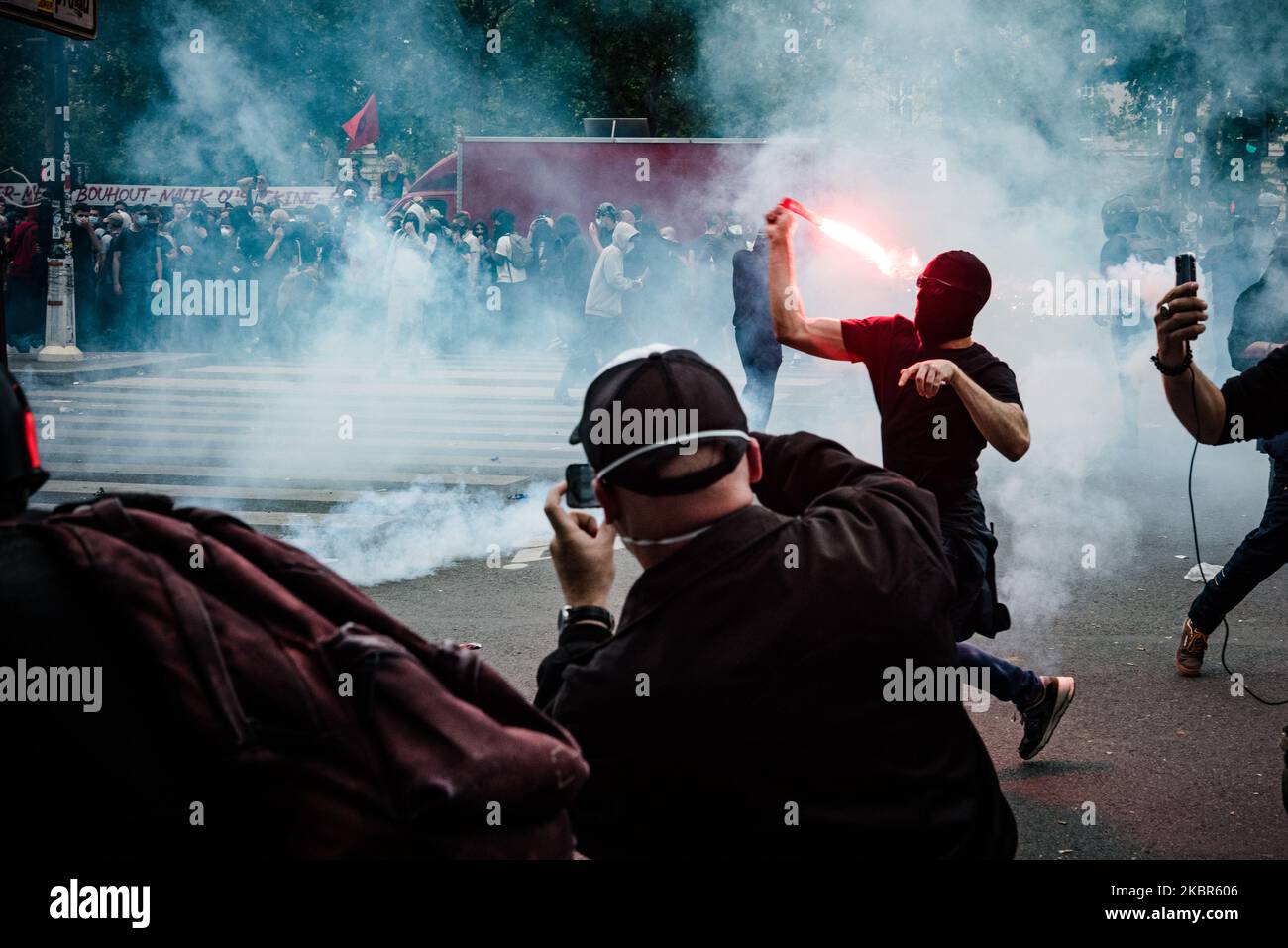 Am Ende der Demonstration am Samstag, dem 13. Juni 2020, kam es zu Zusammenstößen zwischen Demonstranten und Polizei, als die Polizei Tränengas einsetzte, um die Randalierer zu zerstreuen. Mehrere tausend Menschen versammelten sich auf dem Place de la République in Paris auf den Aufruf des Komitees "Wahrheit für Adama" und der Schwester von Adama Traoré, Assa Traoré, um an einer Demonstration gegen Polizeigewalt teilzunehmen. Dieses Ereignis erinnert an die Black Lives Matter-Bewegung und den Tod von George Floyd in den USA sowie an eine neue Untersuchung des Falles von Adama Traoré, der 2016 nach seiner Verhaftung wegen Polizeigewahrsam starb.viele Slogans c Stockfoto