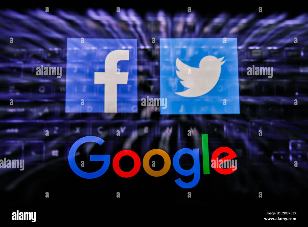 Die auf einem Telefonbildschirm und einer Tastatur angezeigten Facebook-, Twitter- und Google-Logos sind auf diesem Foto mit Mehrfachbelichtung zu sehen, das am 14. Juni 2020 in Polen aufgenommen wurde. Beamte der Europäischen Kommission sagten, dass Facebook, Twitter und Google monatliche Fake News-Berichte bereitstellen sollten, um Fake News über die Coronavirus-Pandemie zu verhindern. (Fotoillustration von Jakub Porzycki/NurPhoto) Stockfoto