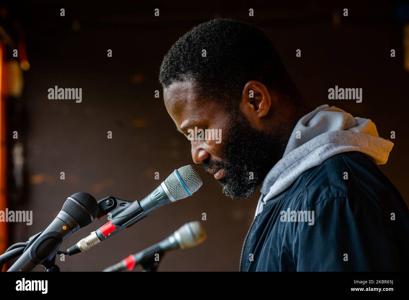 Jerry Afriyie, Dichter und Anti-Aktivist von Black Pete, hält eine Rede während der Solidaritätsdemonstration mit Palästina am 14.. Juni 2020 auf dem Museumplein in Amsterdam, Niederlande. (Foto von Romy Arroyo Fernandez/NurPhoto) Stockfoto