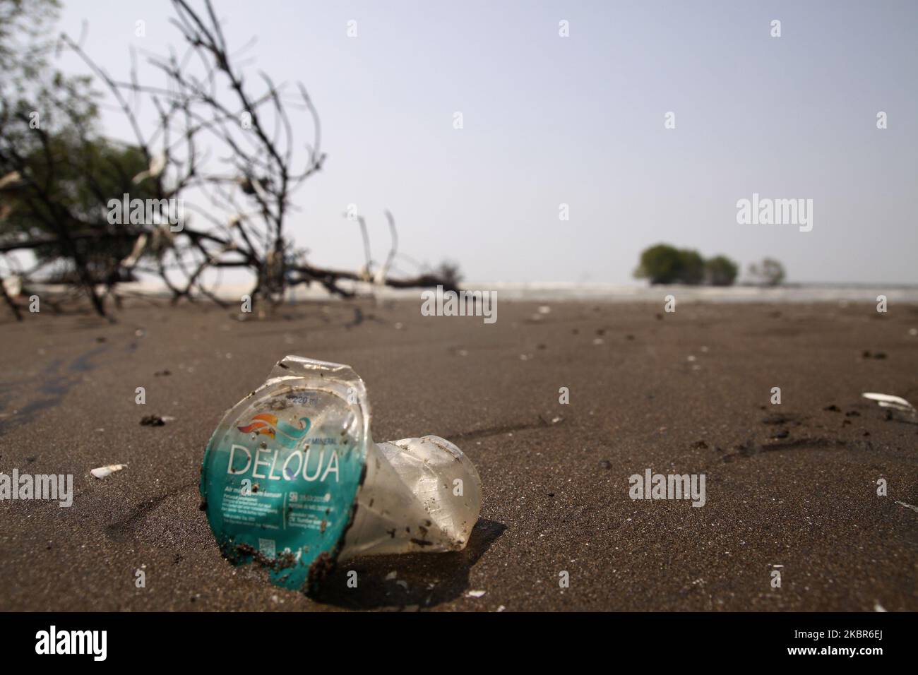 Plastikmüll wird am 13. Juni in Pantai Bahagia, im Unterbezirk Muara Gembong, Bekasi-Regierungsbezirk, Provinz West-Java, in den Mangrovenstämmen verstaut, nachdem er von Meereswellen transportiert wurde, 2020. Laut den 2018 veröffentlichten Forschungsberichten des Indonesischen Instituts der Wissenschaften (LIPI) erreicht die Menge der Plastikabfälle im indonesischen Meer 100,000 - 400,000 Tonnen pro Jahr, Mit einer durchschnittlichen Küstenlinie von rund 1,71 Stück pro Quadratmeter mit einem durchschnittlichen Gewicht von 46,55 Gramm pro Quadratmeter. Während der größte durchschnittliche Kunststoffabfall an der Küste von Sulawesi gefunden wurde, lag REA Stockfoto