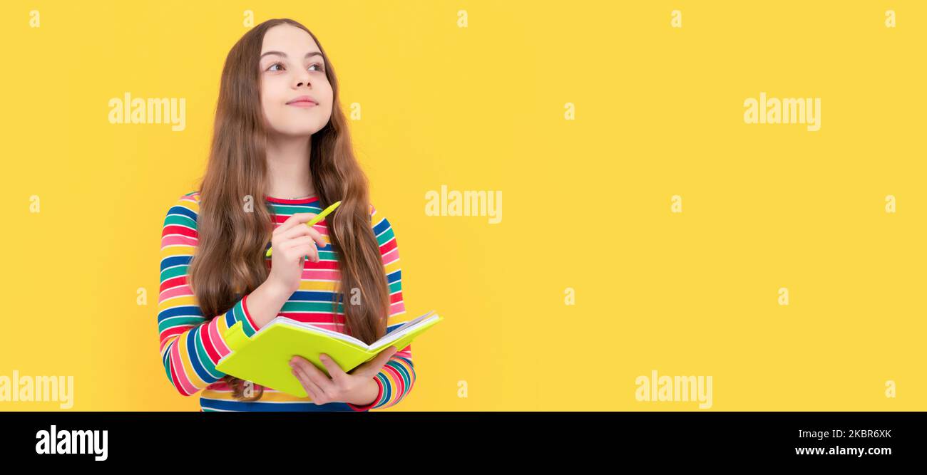 Denken Sie vor dem Schreiben nach. Kind denkt mit Copybook und Stift. Nachdenklich Mädchen gelben Hintergrund. Banner der Schülerin. Schüler der Schule Stockfoto