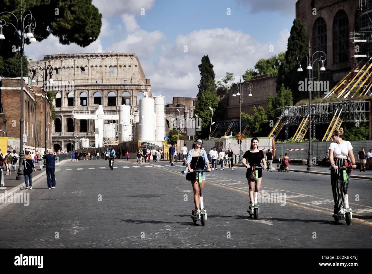 Ein Blick auf die Via Dei Fori in Roma nach der Sperre des Landes aufgrund des Covid-19-Ausbruchs, Roma, 14.. Juni, Italien. Alle Museen sind wieder für die Öffentlichkeit zugänglich, und viele Touristen kommen zurück, um die Stadt Roma zu besuchen. (Foto von Matteo Trevisan/NurPhoto) Stockfoto