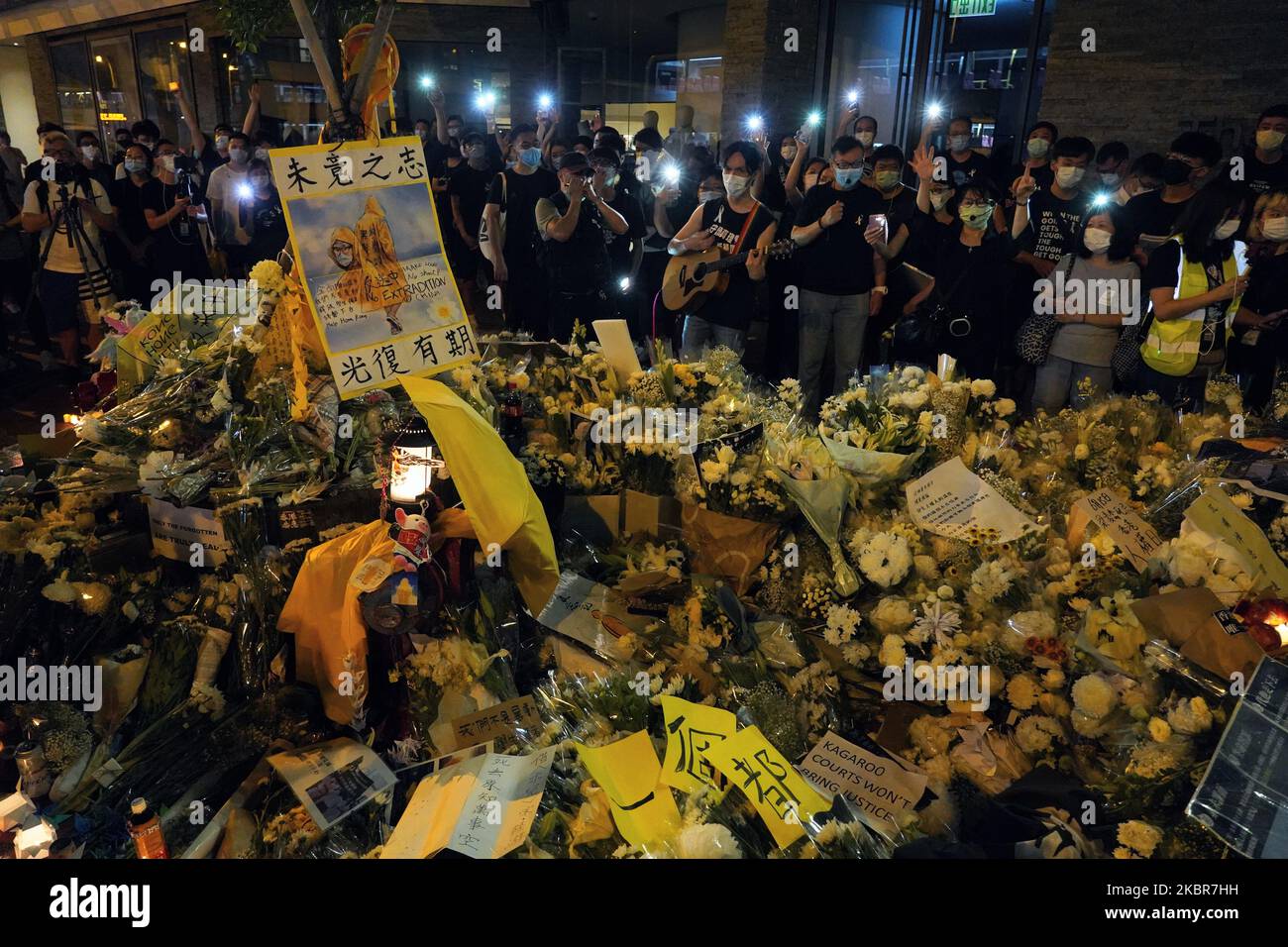 Demonstranten versammeln sich vor der Gedenkstätte in der Admiralität am Standort Marco Leung ist während eines Protests vor einem Jahr am 15. Juni 2020 in Hongkong, China, zu Tode gekommen. (Foto von Yat Kai Yeung/NurPhoto) Stockfoto