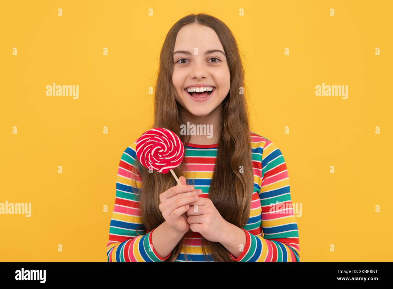 Female teenager with popsicle -Fotos und -Bildmaterial in hoher Auflösung –  Alamy