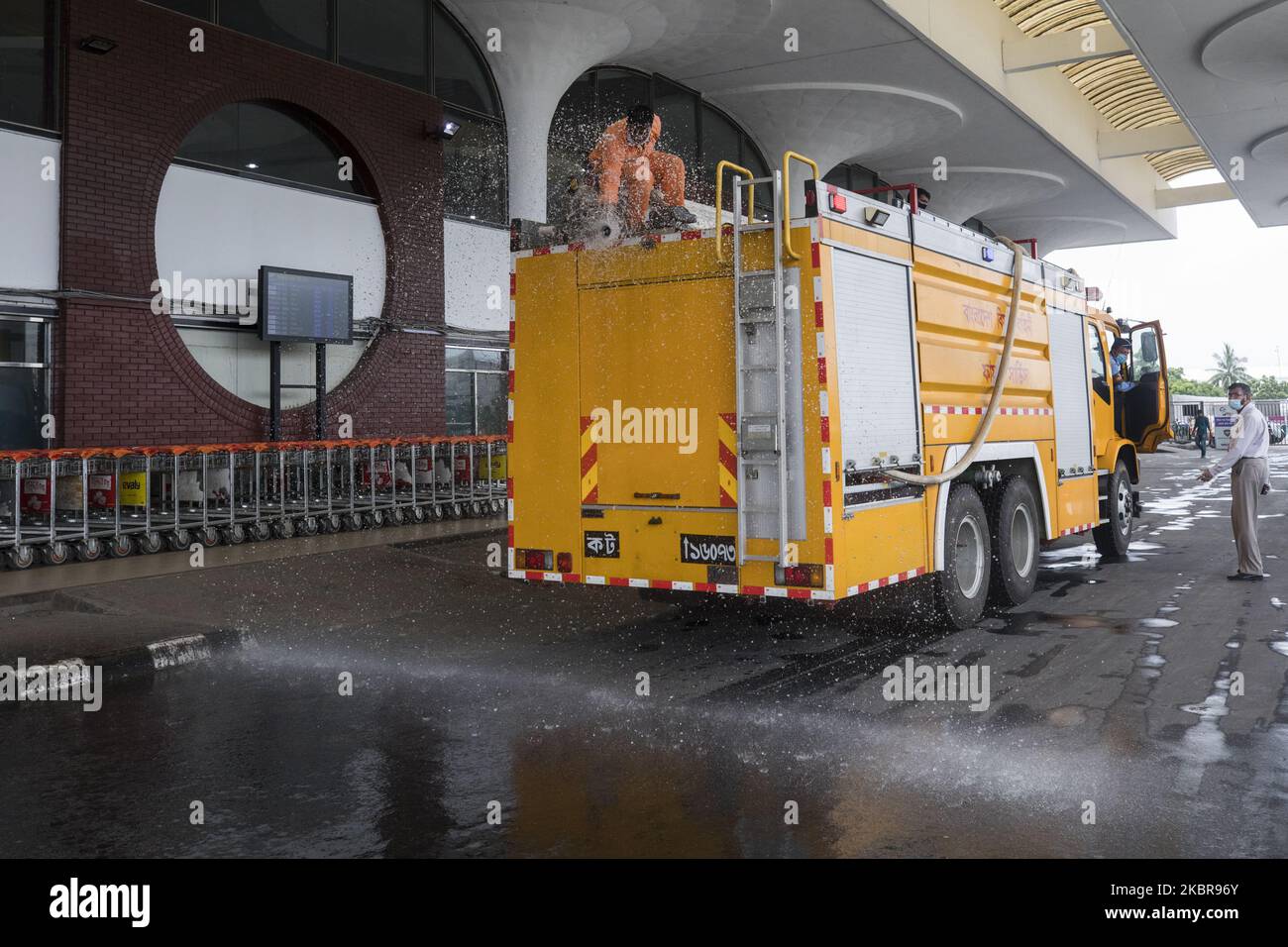 Die Flughafenbehörde desinfiziert am 16. Juni 2020 den internationalen Flughafen Hazrat Shahjalal in Dhaka. (Foto von Ahmed Salahuddin/NurPhoto) Stockfoto