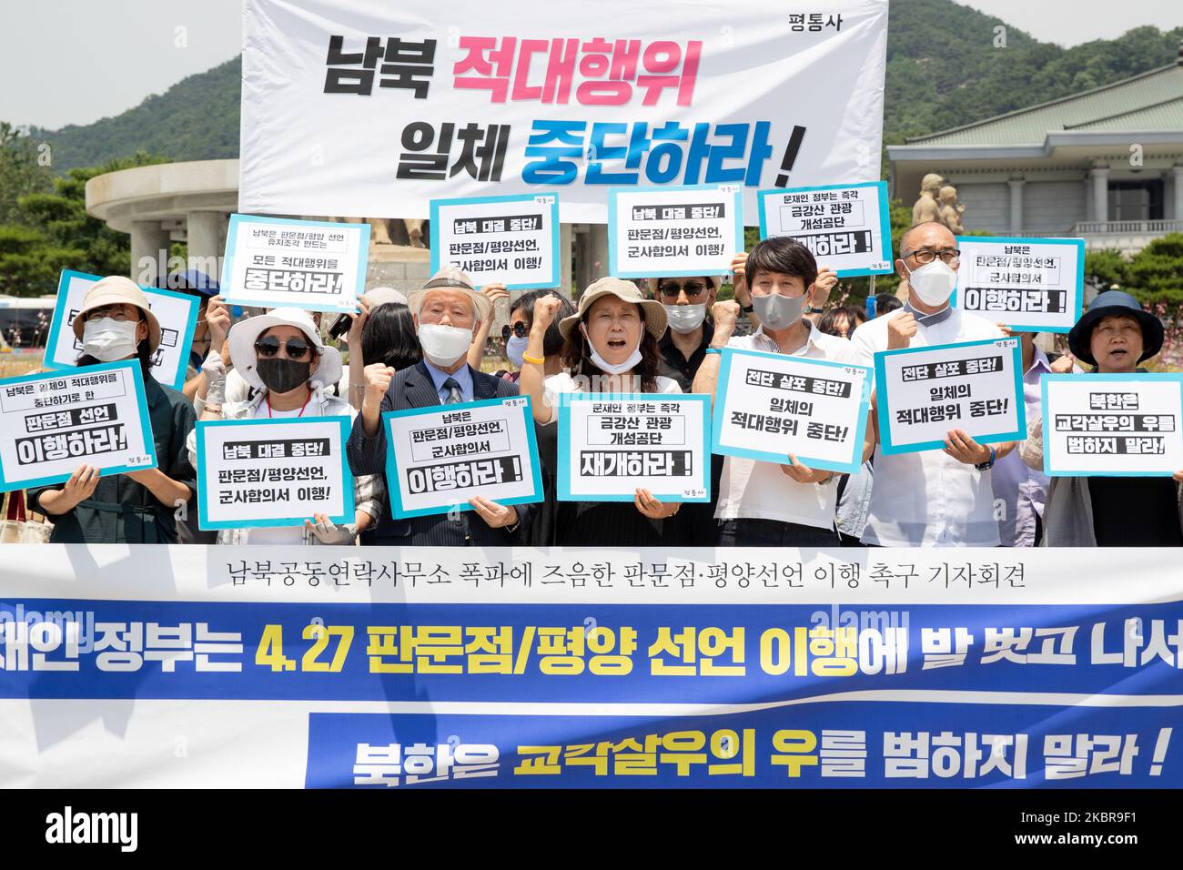 Mitglieder von Peace One Korea rufen während einer Demonstration gegen die südkoreanische Politik gegenüber Nordkorea am 17. Juni 2020 vor dem Cheongwadae (Blaues Haus) in Seoul, Südkorea, Slogans aus. Die Spannungen zwischen Süd- und Nordkorea sind gestiegen, nachdem Pjöngjang am 16. Juni das gemeinsame Verbindungsbüro in Kaesong in die Luft gesprengt hat. (Foto von Chris Jung/NurPhoto) Stockfoto