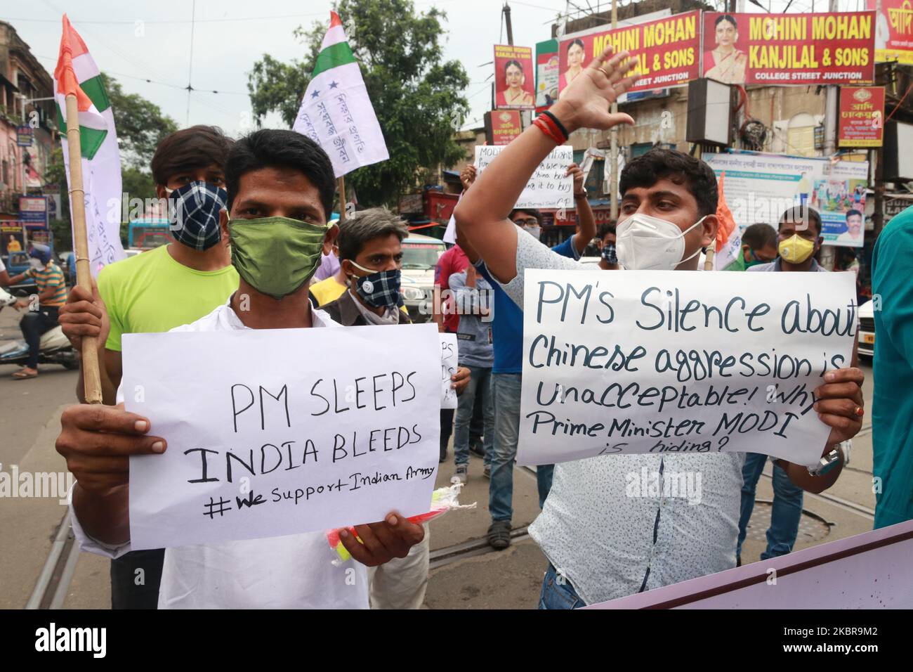 West Bengalen Kongress Chhartra Parisad Anhänger Protest gegen die chinesische Regierung in Kalkutta, Indien, am 17. Juni 2020. Als einige Ausführer Rache forderten, schwieg die indische Regierung am Mittwoch über die Folgen der Zusammenstöße mit der chinesischen Armee in einem umstrittenen Grenzgebiet im hohen Himalaya, die laut Angaben der indischen Armee 20 Soldaten das Leben gekostet haben. Eine offizielle Zeitung der Kommunistischen Partei sagte, dass der Zusammenstoß stattgefunden habe, weil Indien die Stärke und die Bereitschaft der chinesischen Armee falsch beurteilt habe, darauf zu reagieren. (Foto von Debajyoti Chakraborty/NurPhoto) Stockfoto