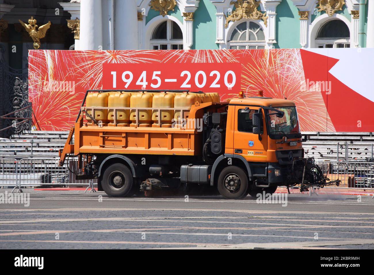 Desinfektion des Palastplatzes vor der Probe der Siegesparade im Zweiten Weltkrieg Die Siegesparade wurde aufgrund der Coronavirus-Pandemie vom 9. Mai auf den 24. Juni in Sankt Petersburg, Russland, am 17. Juni 2020 verschoben. (Foto von Valya Egorshin/NurPhoto) Stockfoto