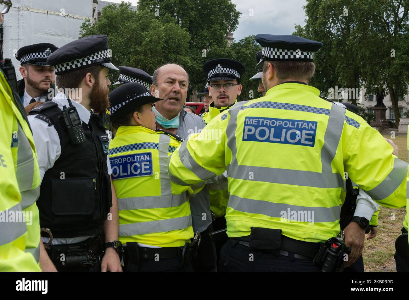 Polizeibeamte verhaften einen pro-kurdischen und anti-Erdogan-Demonstranten in der Nähe des Parlaments, nachdem er vor dem Auto mit dem britischen Premierminister Boris Johnson lief, der nach der Fragestunde der Premierministerin in die Downing Street abfuhr, Das Fahrzeug muss anhalten und anschließend am 17. Juni 2020 in London, England, von hinten vom nächsten Fahrzeug im Konvoi getroffen werden. (Foto von Wiktor Szymanowicz/NurPhoto) Stockfoto