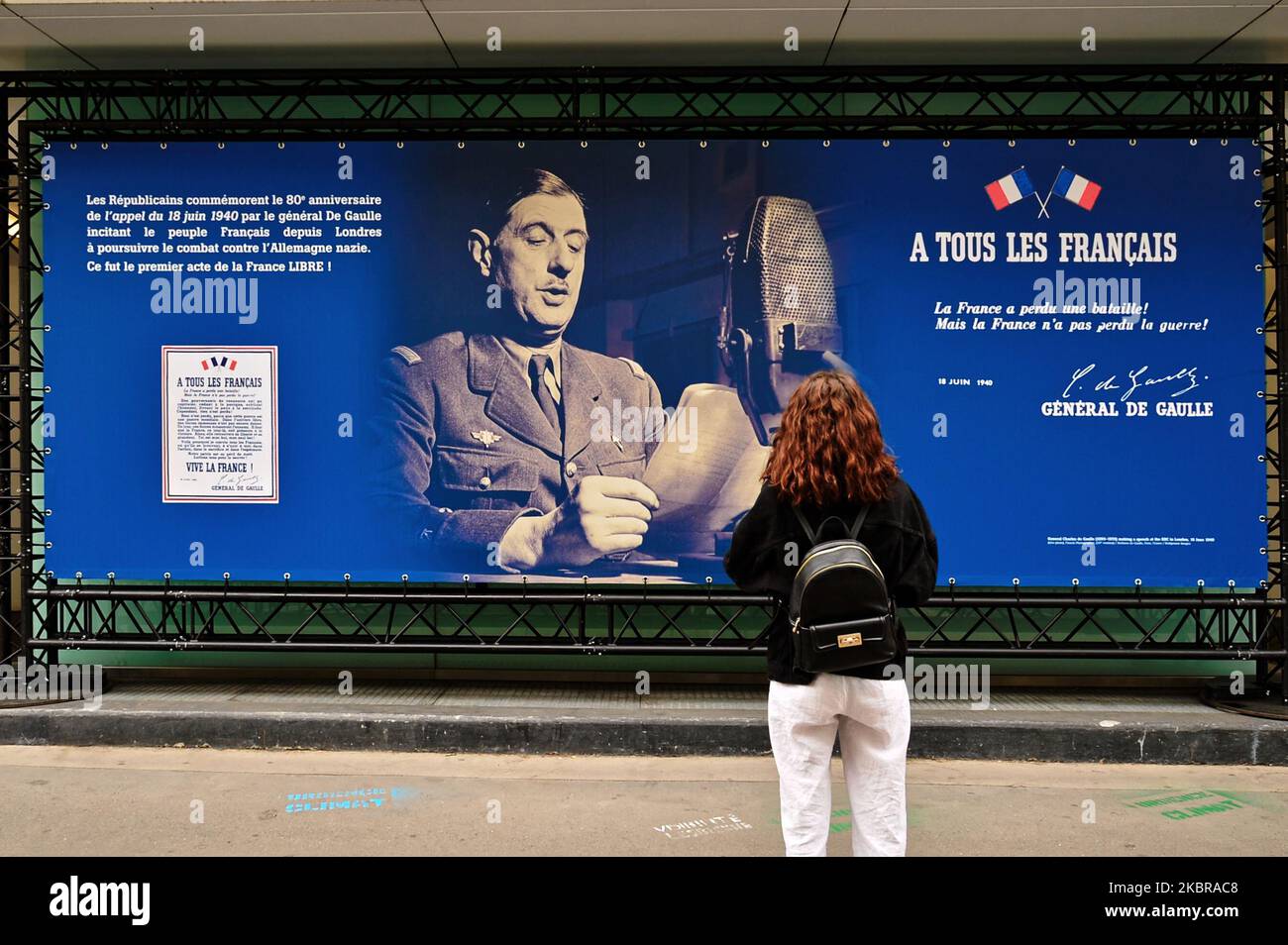 Pariser Frau schaut ein Banner vor dem Hauptquartier der Â« Les Republicains Â» Partei, die Tribut an General de Gaulle für das Gedenken an seine 18 Juni 1940 Appell â € zahlen“ 17. Juni 2020, Paris. (Foto von Daniel Pier/NurPhoto) Stockfoto