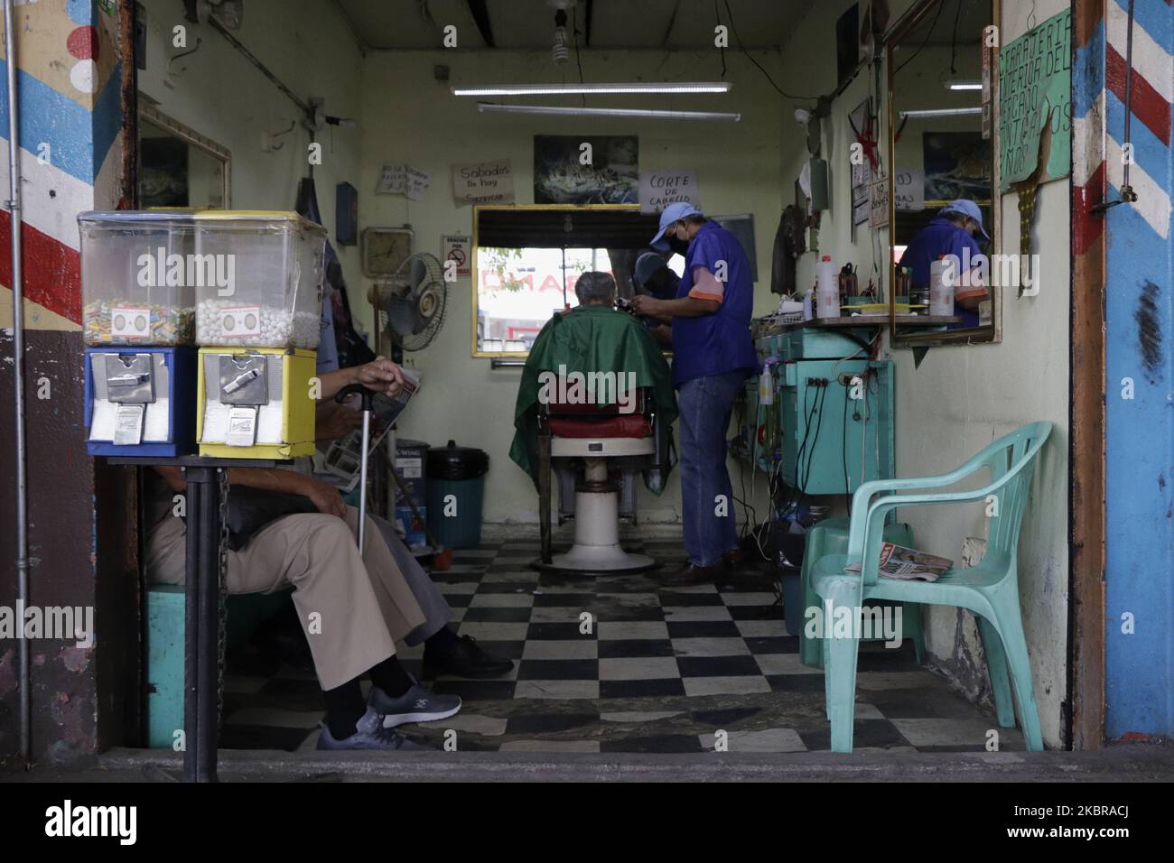 Don Roberto Arroyo Vázquez ist 67 Jahre alt, er ist Friseur, hat vor kurzem sein Geschäft im Pueblo Culhuacán, Coyoacán, Mexiko-Stadt, mit Sicherheitsmaßnahmen nach dem gesundheitlichen Notfall von Covid-19 von Mexiko, die bis in diesen Monat verlängert hat wiedereröffnet. Die meisten seiner Kunden sind ältere Erwachsene, der Haarschnitt kostet 45 Pesos. (Foto von Gerardo Vieyra/NurPhoto) Stockfoto