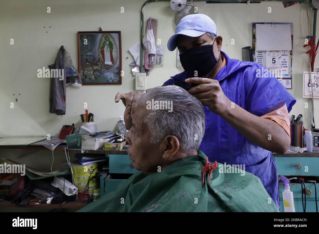 Don Roberto Arroyo Vázquez ist 67 Jahre alt, er ist Friseur, hat vor kurzem sein Geschäft im Pueblo Culhuacán, Coyoacán, Mexiko-Stadt, mit Sicherheitsmaßnahmen nach dem gesundheitlichen Notfall von Covid-19 von Mexiko, die bis in diesen Monat verlängert hat wiedereröffnet. Die meisten seiner Kunden sind ältere Erwachsene, der Haarschnitt kostet 45 Pesos. (Foto von Gerardo Vieyra/NurPhoto) Stockfoto