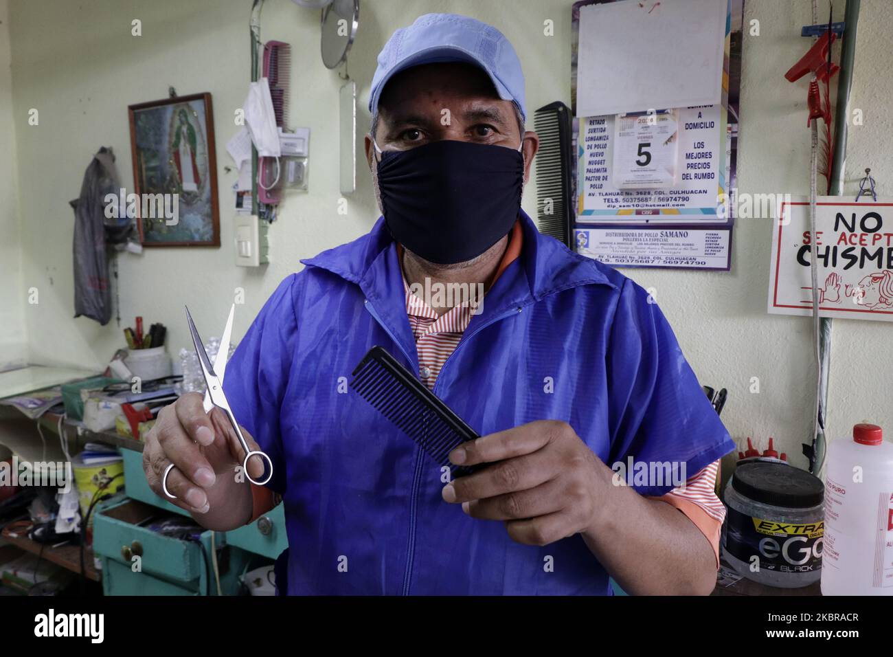 Don Roberto Arroyo Vázquez, Friseur, beendet und wartet auf weitere Haarschnitte in seinem Geschäft im Pueblo Culhuacán, Coyoacán, Mexiko-Stadt. (Foto von Gerardo Vieyra/NurPhoto) Stockfoto