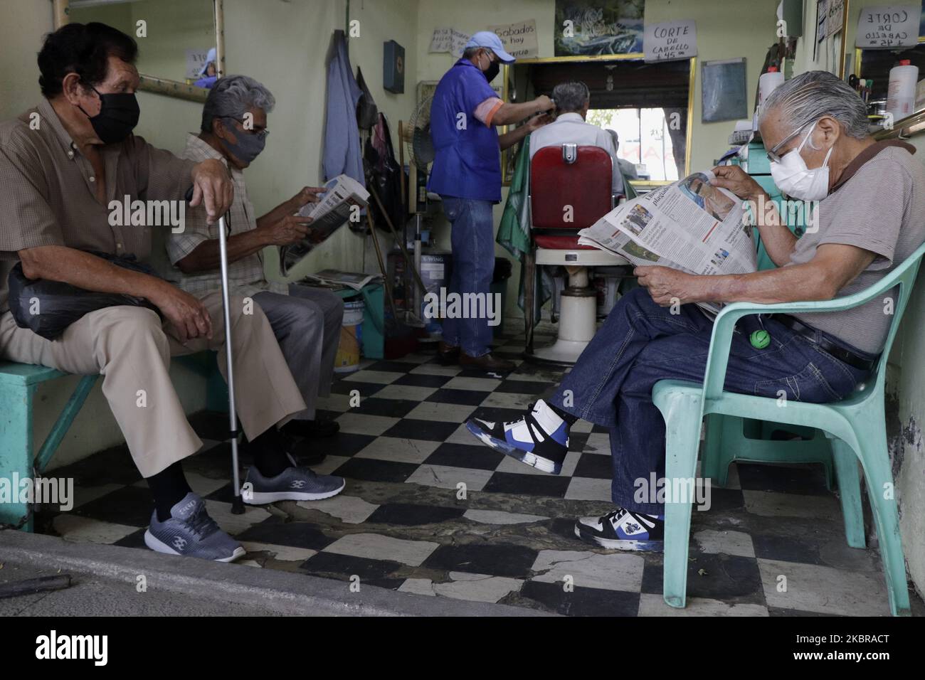 Don Roberto Arroyo Vázquez ist 67 Jahre alt, er ist Friseur, hat vor kurzem sein Geschäft im Pueblo Culhuacán, Coyoacán, Mexiko-Stadt, mit Sicherheitsmaßnahmen nach dem gesundheitlichen Notfall von Covid-19 von Mexiko, die bis in diesen Monat verlängert hat wiedereröffnet. Die meisten seiner Kunden sind ältere Erwachsene, der Haarschnitt kostet 45 Pesos. (Foto von Gerardo Vieyra/NurPhoto) Stockfoto