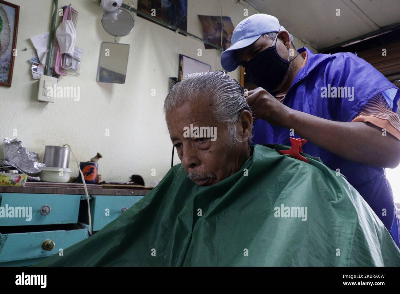 Don Roberto Arroyo Vázquez ist 67 Jahre alt, er ist Friseur, hat vor kurzem sein Geschäft im Pueblo Culhuacán, Coyoacán, Mexiko-Stadt, mit Sicherheitsmaßnahmen nach dem gesundheitlichen Notfall von Covid-19 von Mexiko, die bis in diesen Monat verlängert hat wiedereröffnet. Die meisten seiner Kunden sind ältere Erwachsene, der Haarschnitt kostet 45 Pesos. (Foto von Gerardo Vieyra/NurPhoto) Stockfoto