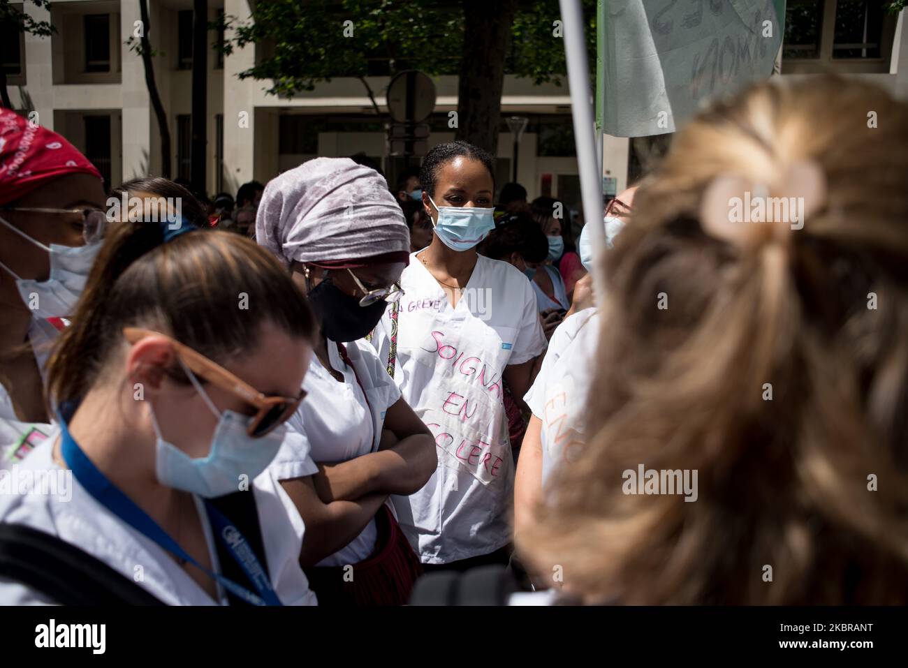 Ein Protestler trägt eine Schutzmaske, während Pflegekräfte gegen Präsident Emmanuel Macron und die Regierung mobilisieren, um mehr Unterstützung für die öffentliche Gesundheit zu fordern. Paris, Den 16. Juni 2020. (Foto von Andrea Savorani Neri/NurPhoto) Stockfoto