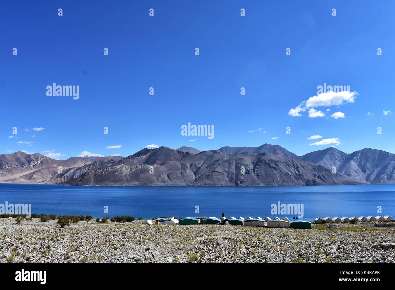 Ein Panoramablick auf den Pangong-See im Ladakh-Tal am 18. Juni 2020. Der schlimmste Späher zwischen Indien und China in der umstrittenen Terriory hat am Montag 20 Soldaten der indischen Armee bei einem Zusammenstoß mit chinesischen Truppen im Galwan-Tal getötet, dies gilt als die größte militärische Konfrontation seit über fünf Jahrzehnten. (Foto von Muzamil Mattoo/NurPhoto) Stockfoto