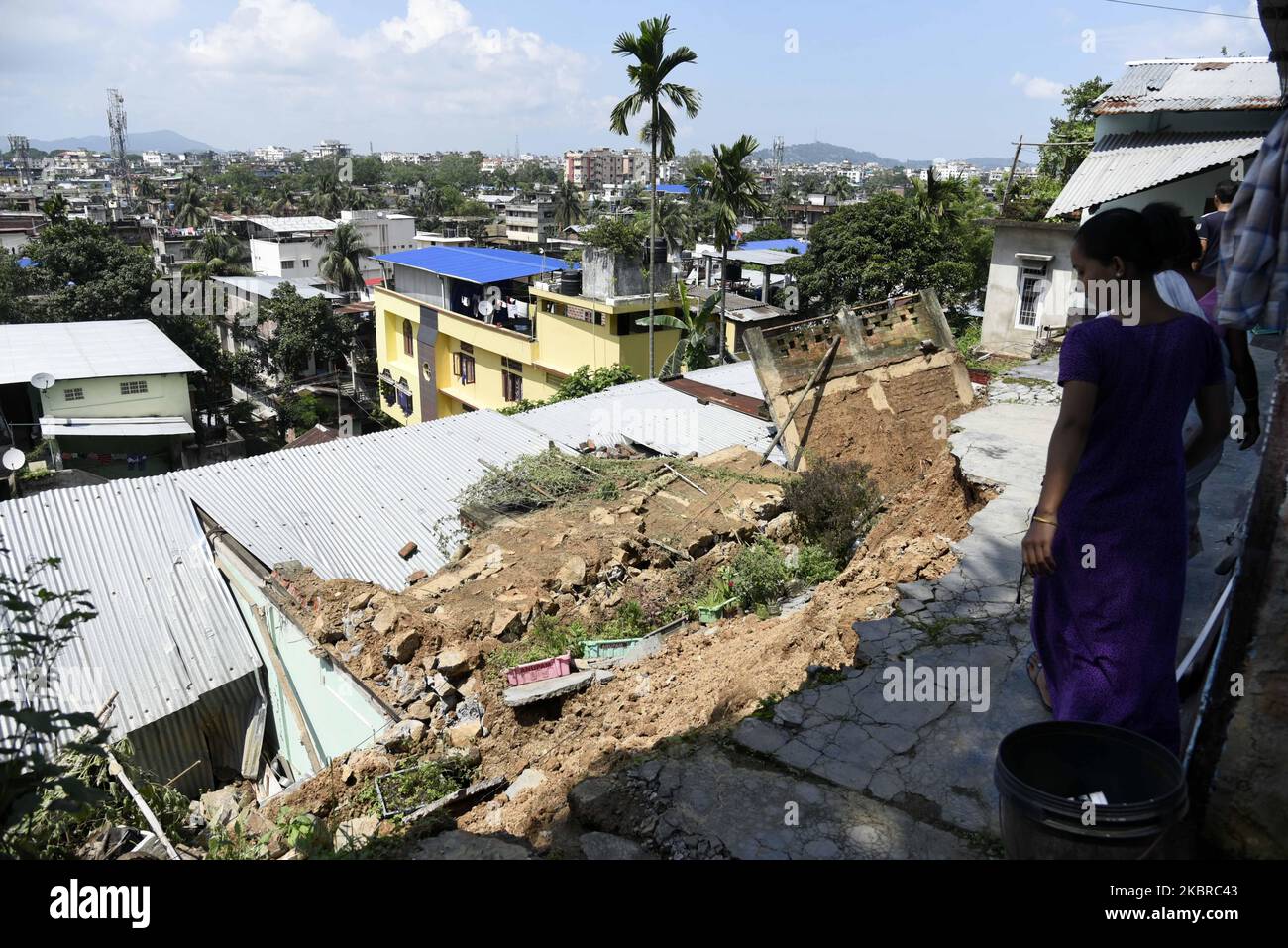 Am Freitag, den 19. Juni 2020, stapeln sich Trümmer nach einem Erdrutsch aufgrund von unaufhörlichem Regen am Santipur Hillside in Guwahati, Assam, Indien. (Foto von David Talukdar/NurPhoto) Stockfoto