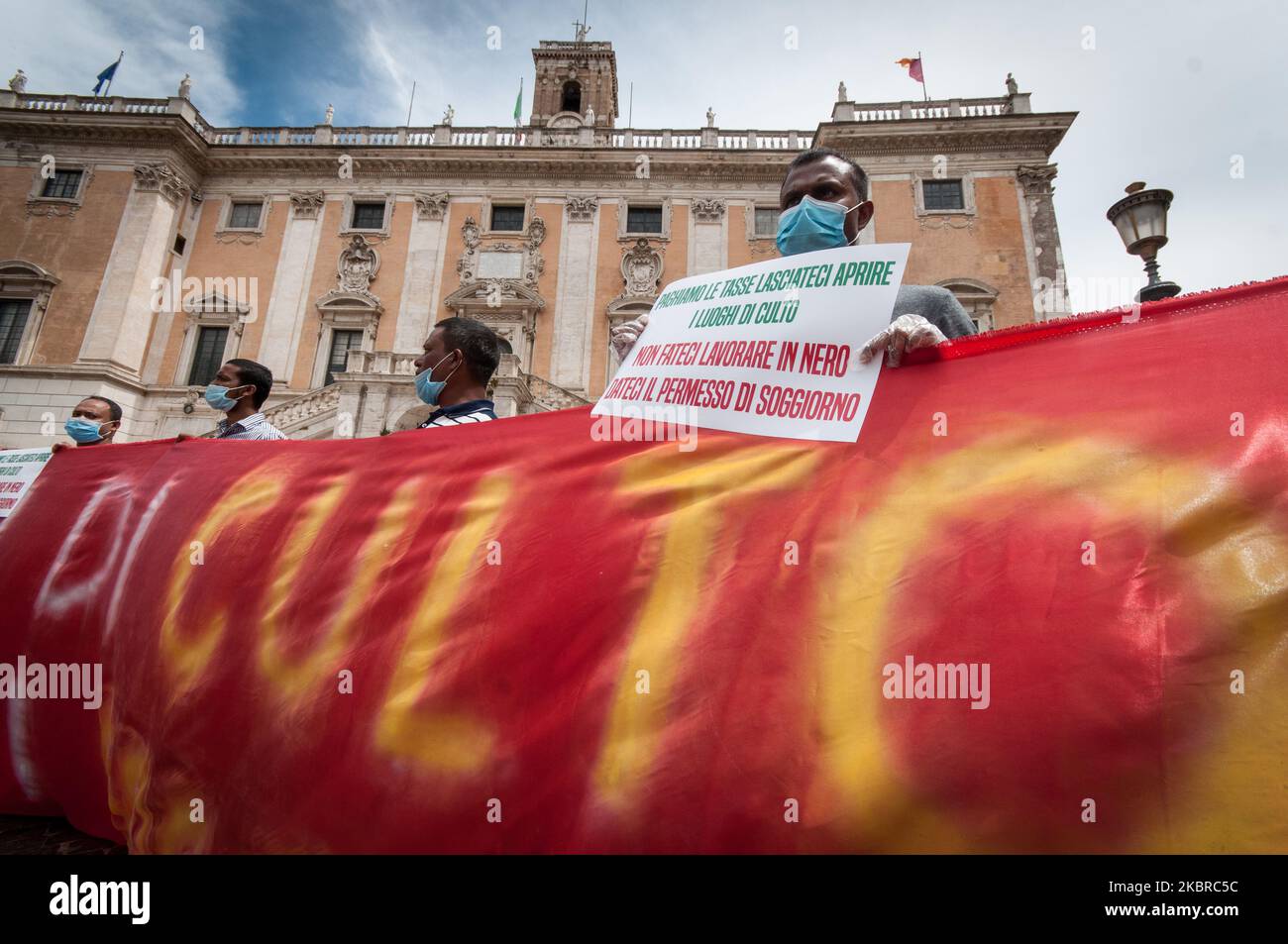 Die bengalische Gemeinschaft nimmt an einer Demonstration in Rom, Italien, am 19. Juni 2020 Teil, bei der die Wiedereröffnung der Moschee und die Erteilung der Aufenthaltsgenehmigung gefordert werden. (Foto von Andrea Ronchini/NurPhoto) Stockfoto