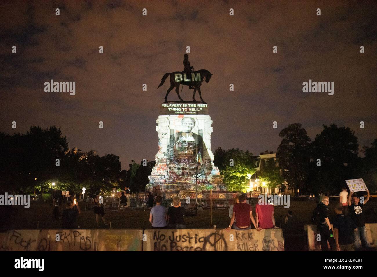 Demonstranten gegen Polizeigewalt und Rassismus sammeln sich am 18. Juni 2020 am Richmond, VA Denkmal für den konföderierten General Robert E. Lee. Sie nutzen das Denkmal als Bildschirm, um die Namen und Gesichter der von der Polizei und historisch wichtigen schwarzen Führern Getöteten zu zeigen. (Foto von Zach D Roberts/NurPhoto) Stockfoto