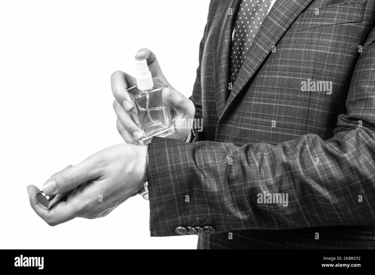 Professionelle Mann verkürzte Ansicht Tragen Sie Parfüm Flüssigkeit auf Handgelenk, maskulinen Duft Stockfoto
