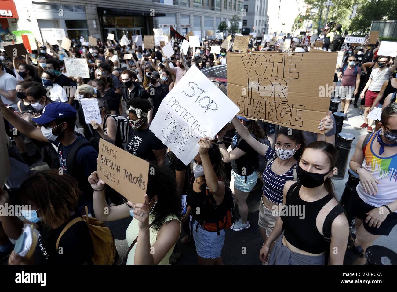 Menschen marschieren durch die Stadt und passieren in der Nähe des African Burial Ground National Monument, am 155.. Jahrestag der Juneteenth in New York City, USA, 19. Juni 2020. Die älteste landesweit gefeierte Gedenkfeier zum Ende der Sklaverei datiert auf den 19. Juni 1865. An diesem Tag kamen Unionssoldaten in Galveston Texas an und verkündeten das Ende des Bürgerkrieges und dass alle Sklaven nach Bundesgesetz frei seien. (Foto von John Lamparski/NurPhoto) Stockfoto