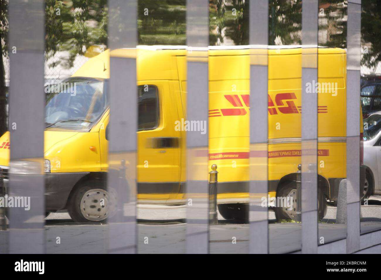 Ein DHL-Lieferwagen spiegelt sich am 19. Juni 2020 in Warschau, Polen, in den Fenstern eines Geschäftsgebäudes wider. (Foto von Jaap Arriens/NurPhoto) Stockfoto