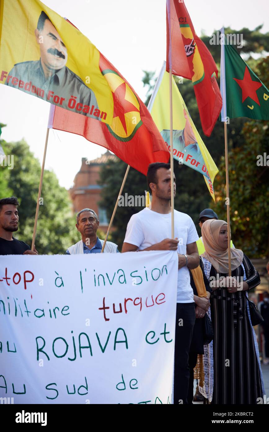 Auf dem Transparent steht: „Stopp der türkischen Militärinvasion in Rojava“ am 19. 2020. Juni in Toulouse, Frankreich. Das kurdische Volk von Toulouse versammelte sich, um die türkischen Militäroperationen im Nordirak zu denouzieren. Die türkische Armee startete eine Operation namens „Claw-Tiger-Operation“ gegen PKK-Stützpunkte und Infrastruktur im Nordirak. Türkische Streitkräfte treffen am Sonntag und Dienstag weitere 500 PKK-Ziele mit F-16-Jets, Drohnen und Haubitzen. Kurdische Menschen zollen auch den in der Türkei, im Irak und in Syrien getöteten Kurden Tribut. (Foto von Alain Pitton/NurPhoto) Stockfoto