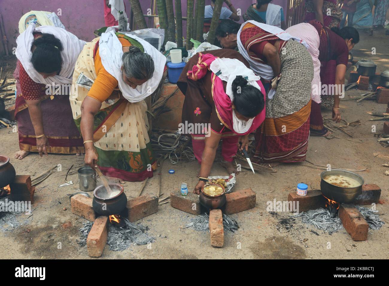 Hindu-Frauen kochen Pongala während des Attukal Pongala Mahotsavam Festivals in der Stadt Thiruvananthapuram (Trivandrum), Kerala, Indien, am 19. Februar 2019. Das Attukal Pongala Mahotsavam Festival wird jedes Jahr von Millionen Hindu-Frauen gefeiert. Während dieses Festivals bereiten Frauen Pongala (Reis gekocht mit Jaggery, Ghee, Kokosnuss sowie anderen Zutaten) im Freien in kleinen Töpfen zu, um der Göttin Kannaki zu gefallen. Pongala (was wörtlich bedeutet, überkochen) ist ein rituelles Angebot eines süßen Gerichts, bestehend aus Reisbrei, süßen braunen Melasse, Kokosraspeln, Nüssen und Rosinen. Das ist es Stockfoto