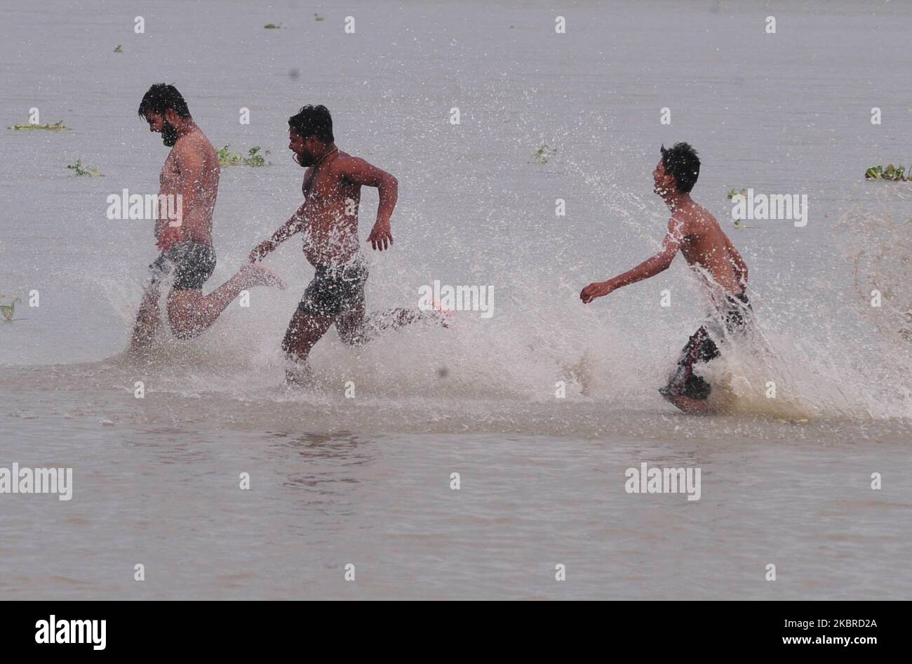 Jugendliche nehmen am 20. Juni 2020 in sangam ein Bad, in dem sich Ganges, Yamuna und der mythische sarazwati river in Allahabad, Indien, befinden. (Foto von Ritesh Shukla/NurPhoto) Stockfoto