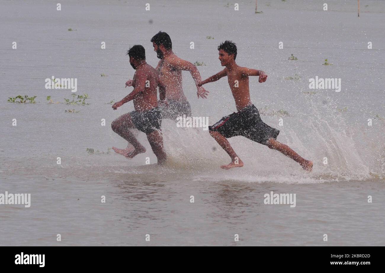 Jugendliche nehmen am 20. Juni 2020 in sangam, dem Zusammenfluss von Ganges, Yamuna und dem mythischen sarazwati-Fluss in Allahabad, Indien, ein Bad. (Foto von Ritesh Shukla/NurPhoto) Stockfoto