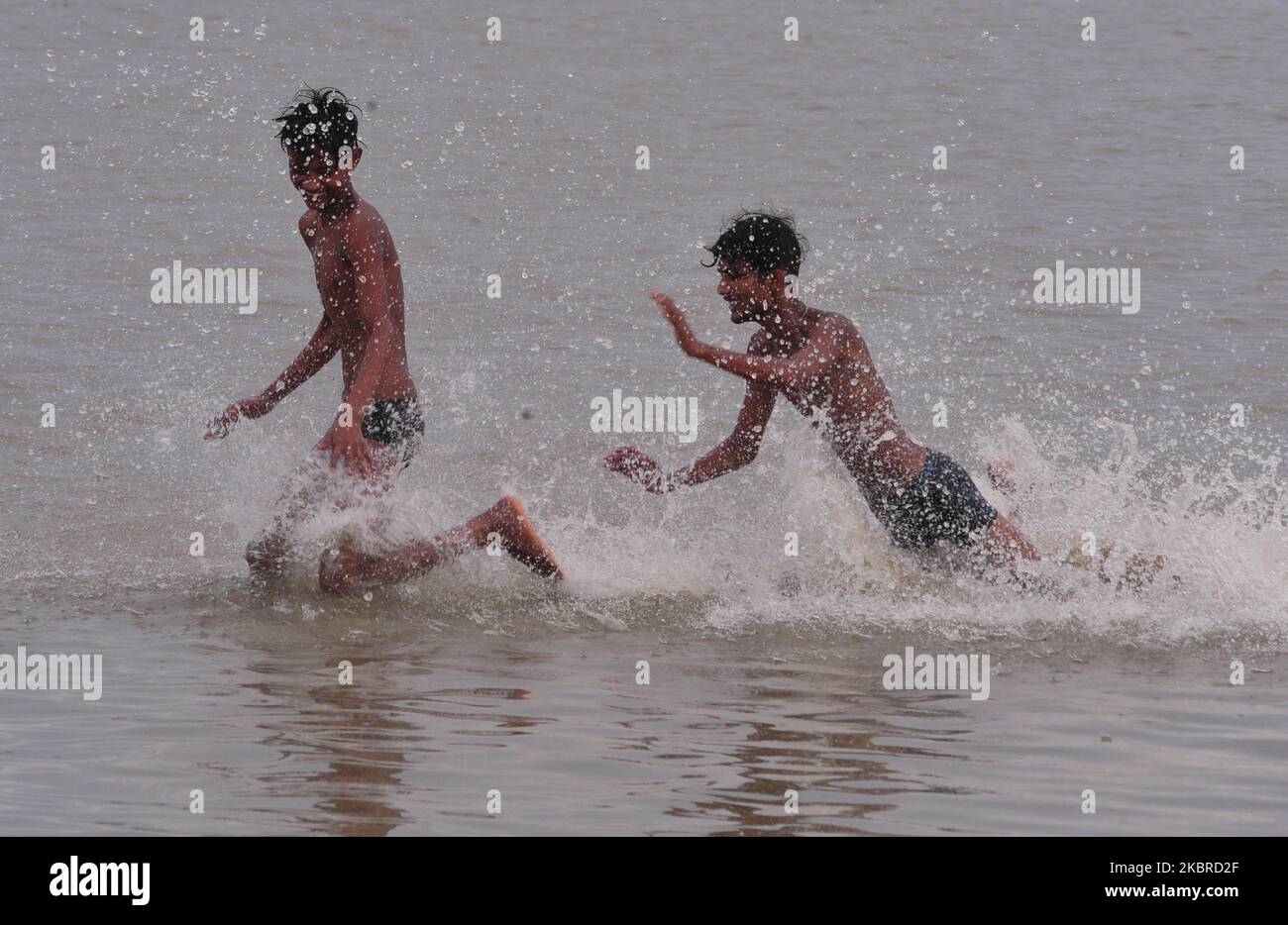 Jugendliche nehmen am 20. Juni 2020 in sangam, dem Zusammenfluss von Ganges, Yamuna und dem mythischen sarazwati-Fluss in Allahabad, Indien, ein Bad. (Foto von Ritesh Shukla/NurPhoto) Stockfoto