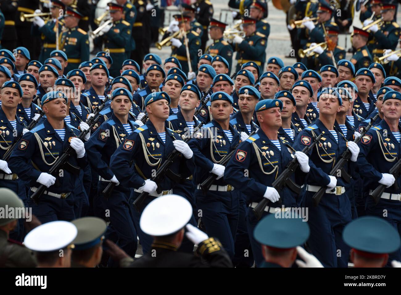 Militärangehöriger marschieren in Formation während einer Generalprobe der Militärparade zum Tag des Sieges anlässlich des 75.. Jahrestages des Sieges über Nazi-Deutschland im Zweiten Weltkrieg Die Siegesparade wurde aufgrund der Coronavirus-Pandemie vom 9. Mai auf den 24. Juni in Sankt Petersburg, Russland, verschoben. (Foto von Sergey Nikolaev/NurPhoto) Stockfoto