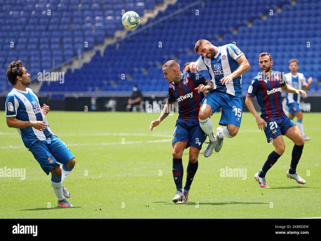 Roger Marti und David Lopez während des Spiels zwischen RCD Espanyol und Levante UD, entsprechend der Woche 30 der Liga Santander, spielten im RCDE Stadium am 20.. Juni 2020 in Barcelona, Spanien. (Foto von Urbanandsport /NurPhoto) Stockfoto