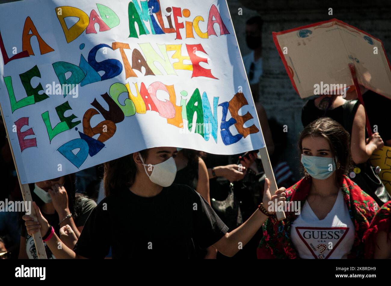 Demonstration auf dem Kapitolsplatz in Rom, Italien, am 20. Juni 2020, um „die Hauptstadt der Rechte aufzubauen“. Verbände, Gewerkschaften und Bewegungen, die die mehr als 90 städtischen Realitäten repräsentieren, aus denen das Netzwerk der geraden Zahlen besteht, Die Veranstaltung startete, um denjenigen, die zurückgeblieben sind, den Schwächsten, den Ausgegrenzten, all jenen, die in den letzten Monaten mehr für die Krise bezahlt haben - und Covid19 hat die Situation noch dramatischer gemacht - und denen, die ihr Einkommen obdachlos und obdachlos gelassen haben, eine Stimme zu geben. (Foto von Andrea Ronchini/NurPhoto) Stockfoto