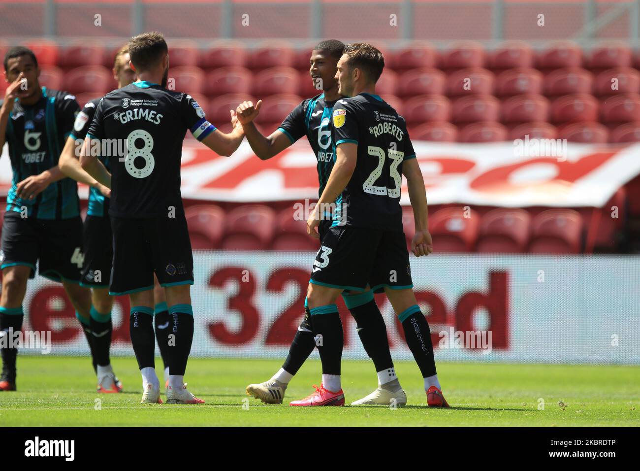 Matt Grimes Swansea City gratuliert Rhian Brewster, nachdem er am 20. Juni 2020 im Riverside Stadium, Middlesbrough, England, beim Sky Bet Championship-Spiel zwischen Middlesbrough und Swansea City ihr 2.-Tor erzielt hat. (Foto von Mark Fletcher/MI News/NurPhoto) Stockfoto