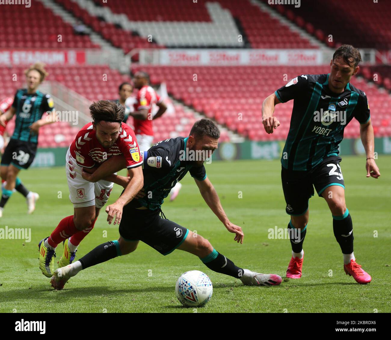 Matt Grimes von Swansea City kämpft mit Patrick Roberts von Middlesbrough während des Sky Bet Championship-Spiels zwischen Middlesbrough und Swansea City am 20. Juni 2020 im Riverside Stadium, Middlesbrough, England. (Foto von Mark Fletcher/MI News/NurPhoto) Stockfoto