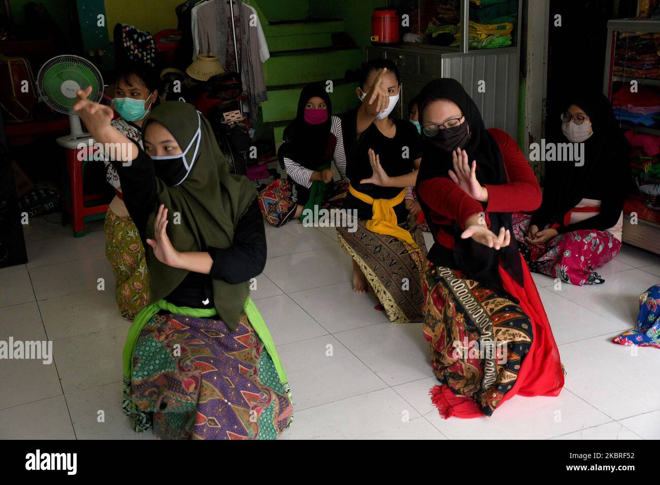 Tänzer führen am 21,2020. Juni im Setia Warga Studio in Kramat Jati, Jakarta, eine traditionelle Tanzübungsbewegung aus der Betawi-Sole-Maske auf. Durch das Tragen von Tänzermasken können sie während des Trainings Bewegungen ausführen und die Atemtätigkeit nicht hemmen, wenn sie mit dem Training beginnen, nachdem sie die Aktivitäten vorübergehend eingestellt haben, weil das Pandemic Virus covid-19 in Indonesien eindringt. (Foto von Dasril Roszandi/NurPhoto) Stockfoto