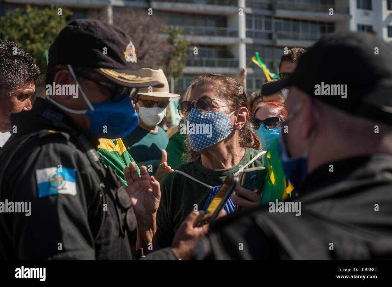 Ein Protestler wird von der Polizei am 21. Juni 2020 auf einer Demonstration namens „Dia do Basta“ zur Unterstützung der Regierung von Präsident Jair Bolsonaro am Strand von der Küste der Küste der Küste, südlich der brasilianischen Stadt Rio de Janeiro, gewarnt. Die Demonstranten fordern während des Gesetzes die Schließung und auch die Amtsenthebung der Minister des Obersten Bundesgerichtshofs (STF). (Foto von Allan Carvalho/NurPhoto) Stockfoto