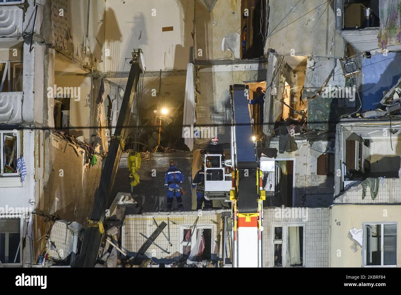 Ukrainische Rettungskräfte säubern nach einer Gasexplosion in einem neungelagerten Mehrfamilienhaus in Kiew, Ukraine, am 21. Juni 2020 Trümmer. (Foto von Maxym Marusenko/NurPhoto) Stockfoto