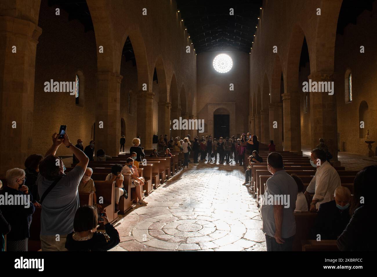 Sommersonnenwende-Lichtspiele und -Effekte in Santa Maria di Collemaggio in L'Aquila, Italien, am 21. Juni 2020. Jedes Jahr gehen viele Menschen in die Kirche, um sich diese Show anzusehen und Fotos zu machen. (Foto von Lorenzo Di Cola/NurPhoto) Stockfoto