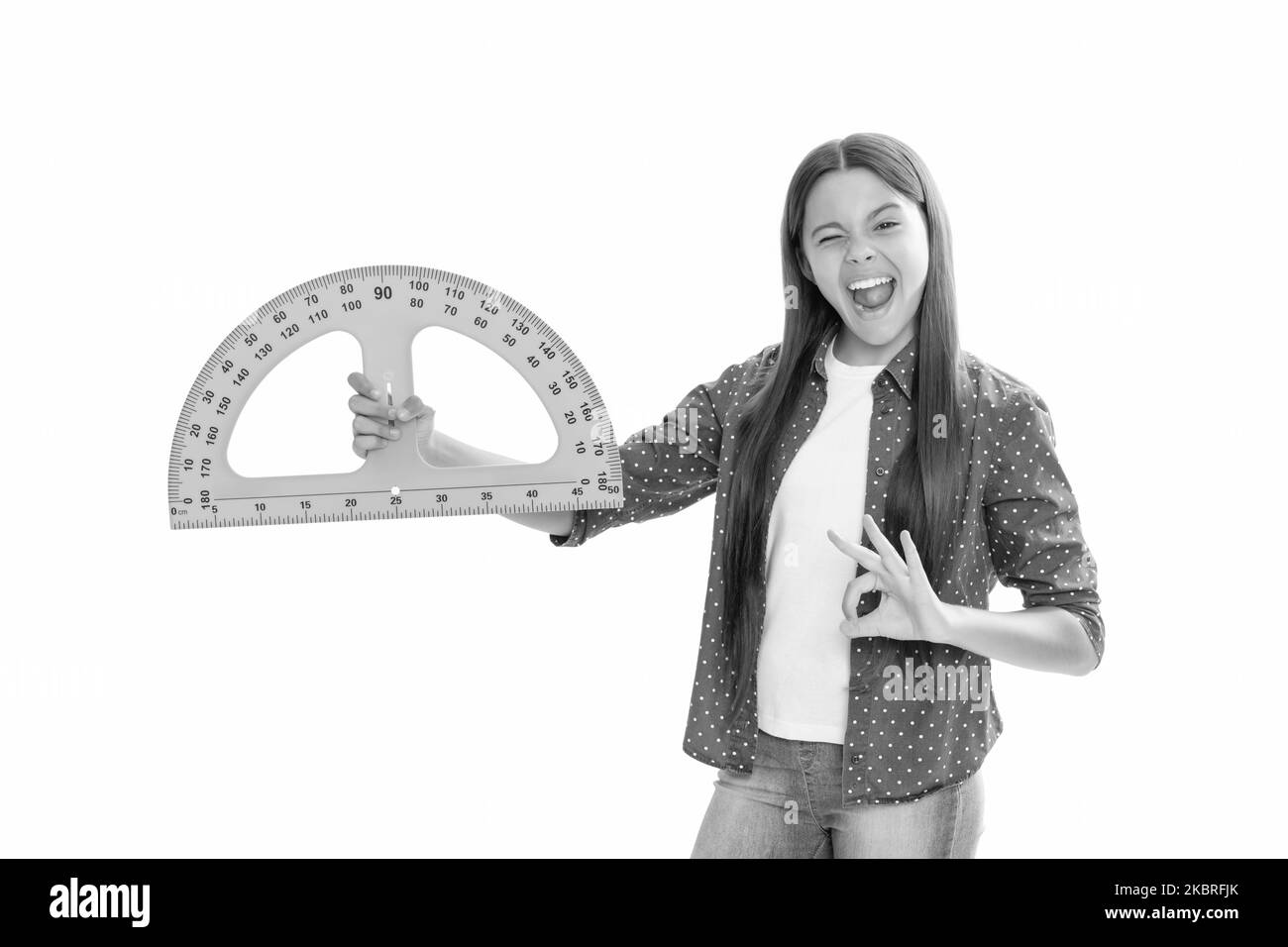Messen und Größen. Bildung für Kind. Mathematik. ok. Erstaunt teen Mädchen halten Winkelmesser. Stockfoto